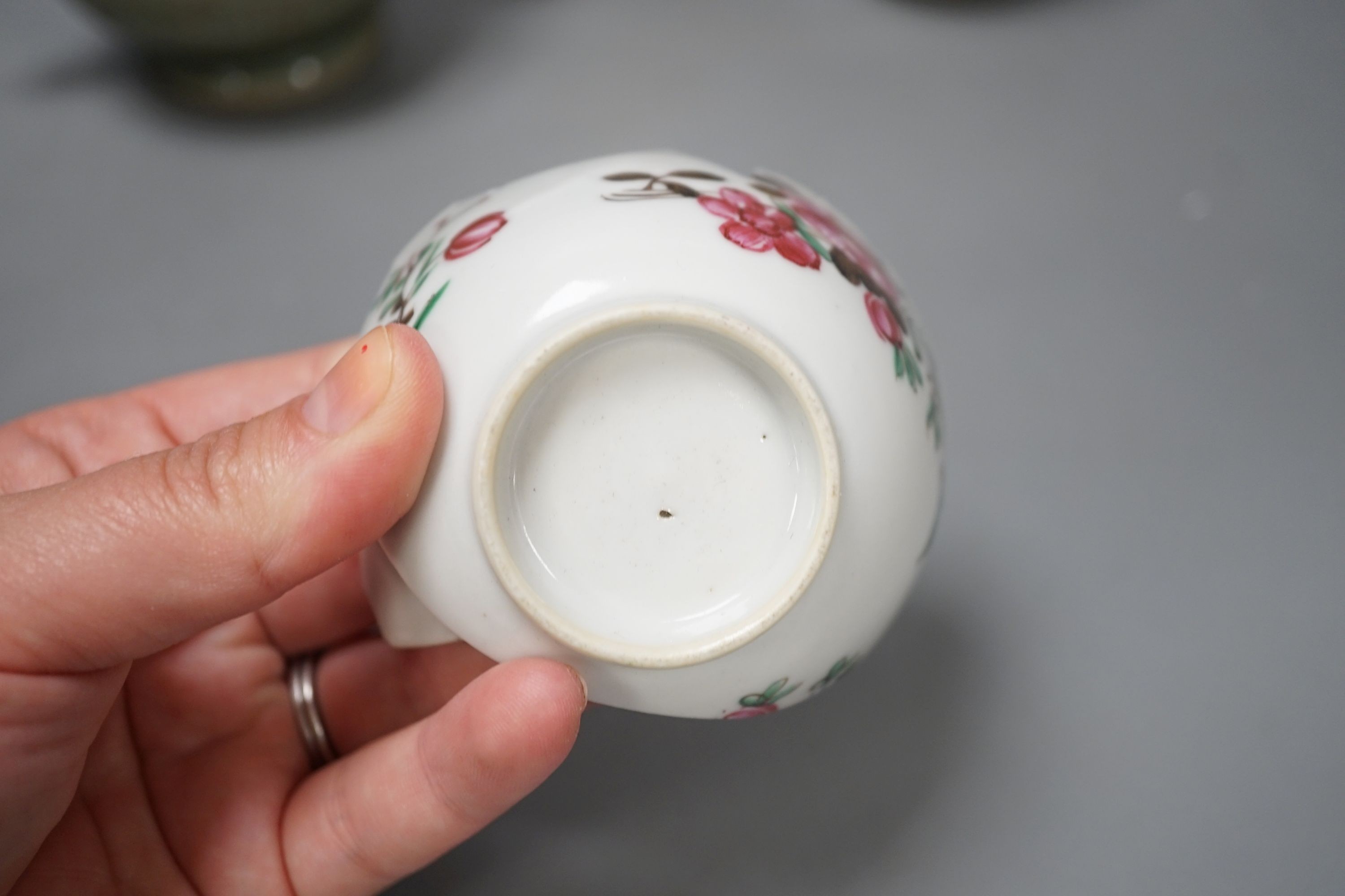 An 18th century Chinese export teapot and coffee cup, a crackle glaze censer and a teabowl (a.f)